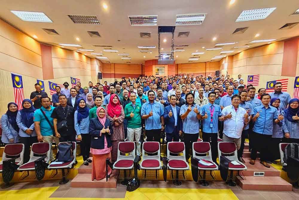 Noorazman (enam dari kanan) bergambar bersama peserta Program Seminar Pemantapan Pengurusan Perancah Negeri Terengganu Tahun 2024 di Dewan Auditorium Politeknik Sultan Mizan Zainal Abidin.