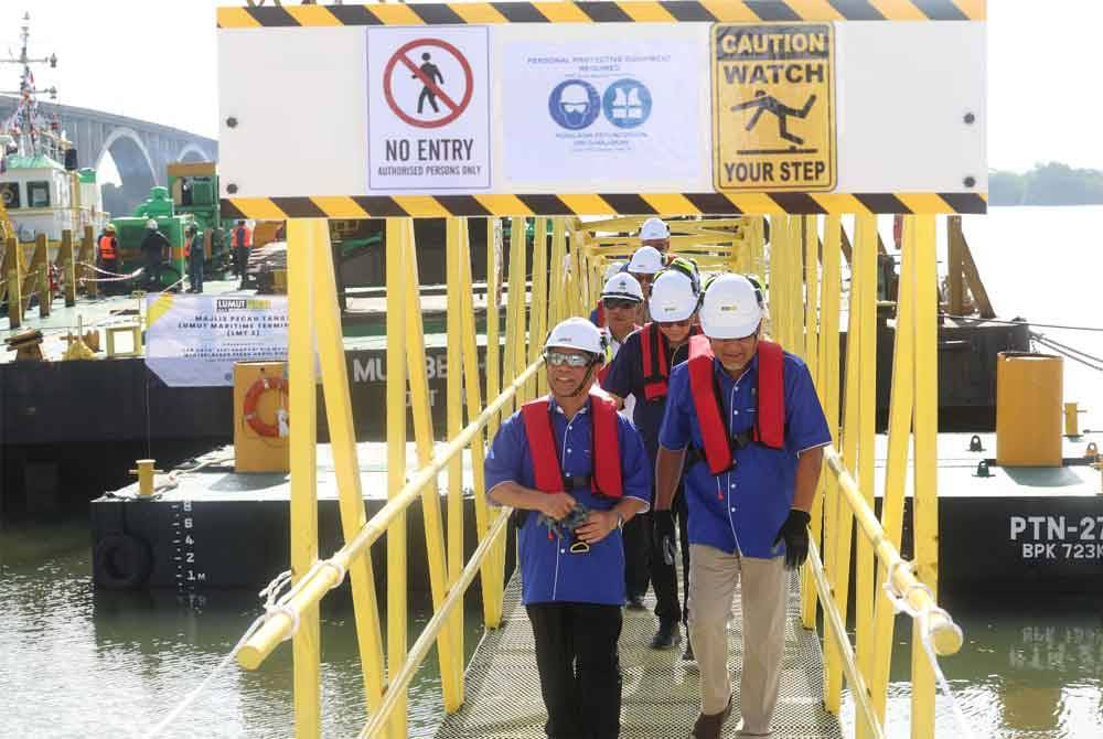 Saarani (kiri) ketika meninjau tapak Lumut Maritime Terminal 2 (LMT 2) di Segari pada Selasa.