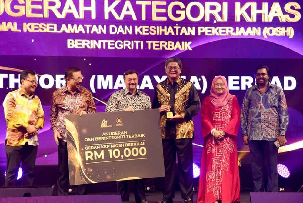 Azman Shah (tiga dari kanan) menerima Anugerah Khas &#039;Pengamal Keselamatan dan Kesihatan (OSH) Berintegriti Terbaik&#039; daripada Menteri Kewangan II, Senator Datuk Seri Amir Hamzah Azizan (tiga dari kiri) semasa majlis AIGA 2023 di Dewan Seri Siantan, Perbadanan Putrajaya pada 29 Februari 2024.