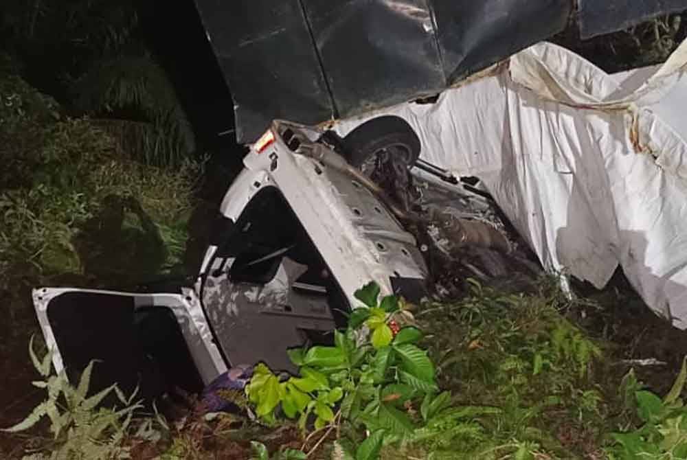 Keadaan MPV yang terbalik dalam kemalangan tersebut. - Foto Ihsan Polis Batu Pahat.