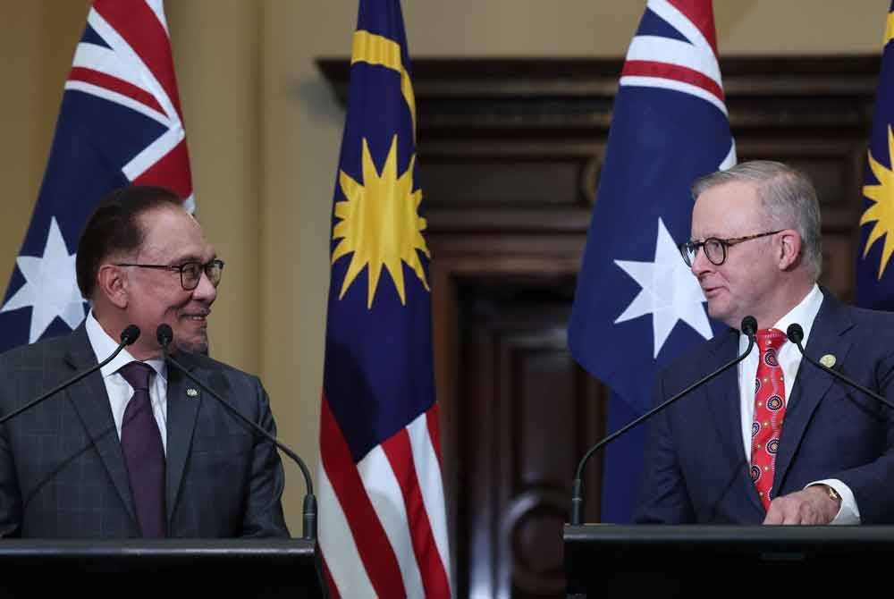 Anwar (kiri) bersama Albanese ketika sidang media bersama selepas Mesyuarat Tahunan antara Pemimpin Malaysia-Australia Kedua (ALM) di Government House, Melbourne hari ini.