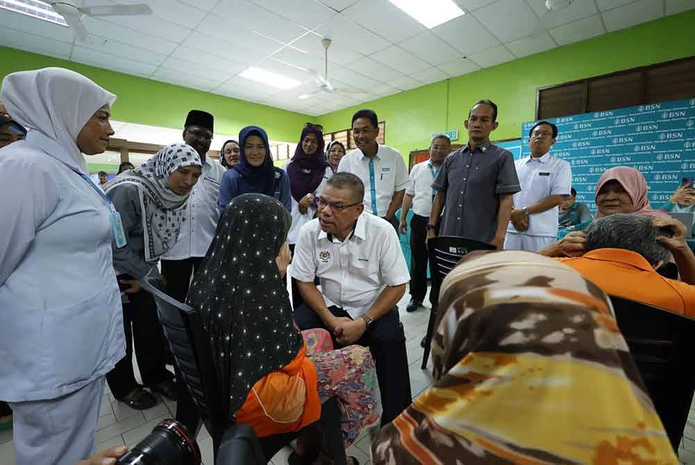 Saifuddin beramah mesra dengan penghuni Rumah Seri Kenangan Ulu Kinta pada Program Menyemai Kasih Rakyat di Ipoh pada Isnin.