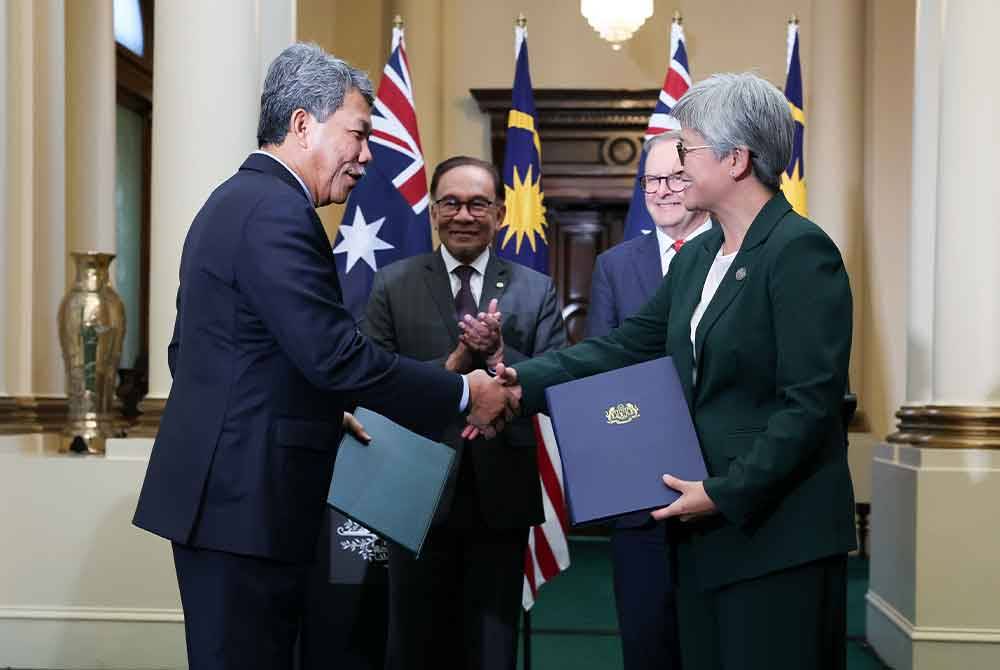 Anwar bersama rakan sejawatannya, Albanese menyaksikan pertukaran Instrumen Antarabangsa antara Kerajaan Malaysia dan Australia di Government House, Melbourne hari ini. Foto Bernama