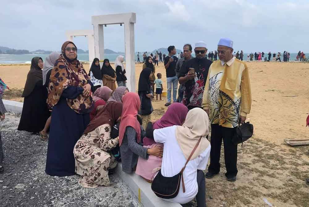 Wan Hassan (kanan) bertemu keluarga mangsa lemas di Pantai Teluk Lipat, Dungun pada Sabtu lalu. Foto Facebook Wan Hassan