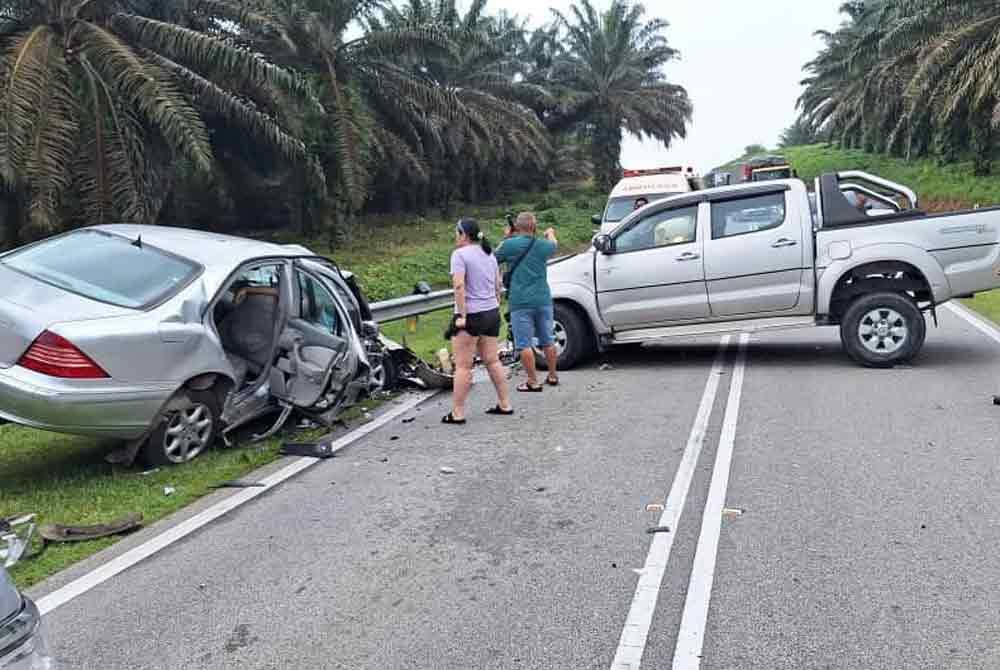 Dua warga emas maut dalam kemalangan di kilometer 27, Jalan Kluang - Teck Wah Heng pada Isnin. Foto PDRM Kluang