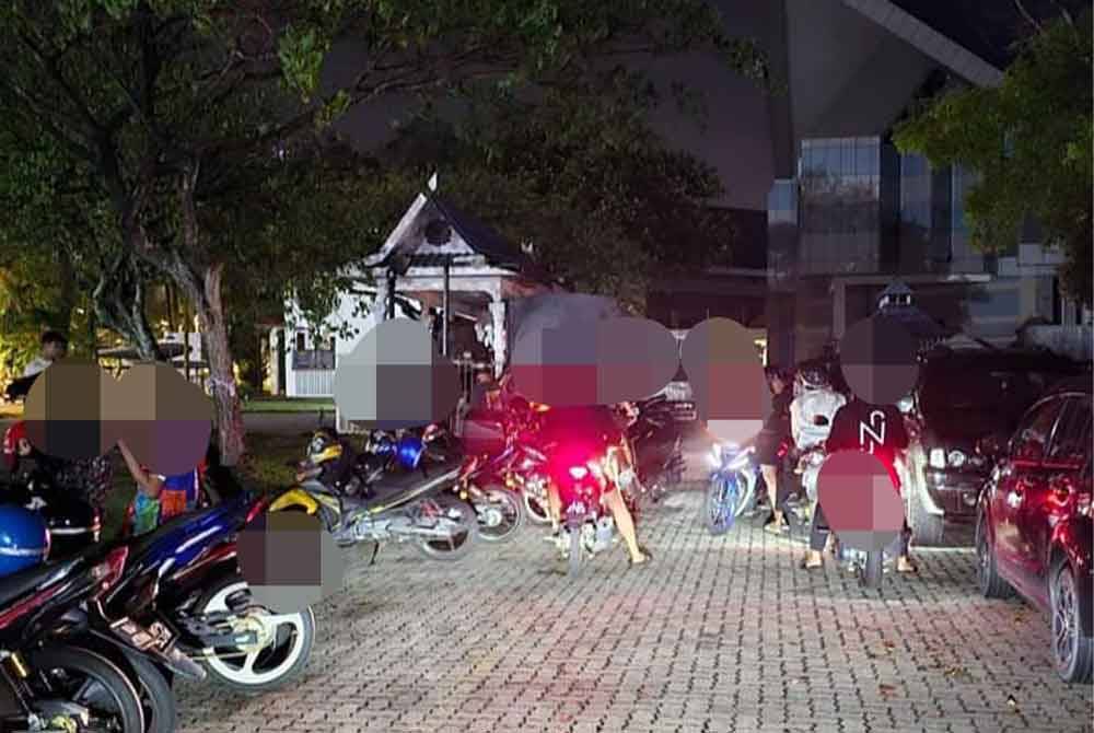 Mat rempit yang ditahan dalam Op Cegah Samseng Jalanan dekat Persiaran Mokhtar Dahari pada Sabtu.