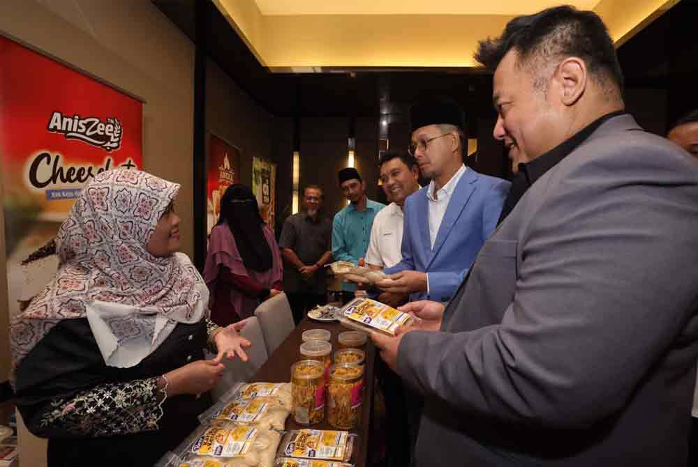 Mohd Fared (tengah) melawat booth selepas Majlis Penyerahan Bantuan Usahawan Majlis Agama Islam di Hotel Impiana, Senai, Johor Bahru pada Isnin.