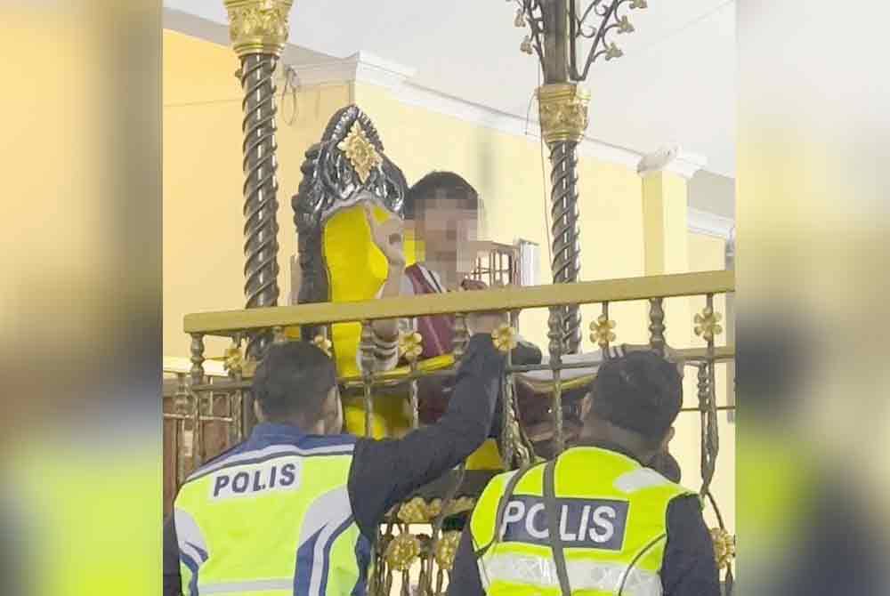 Lelaki yang bertindak agresif di masjid berjaya dipujuk pihak polis dan jemaah.