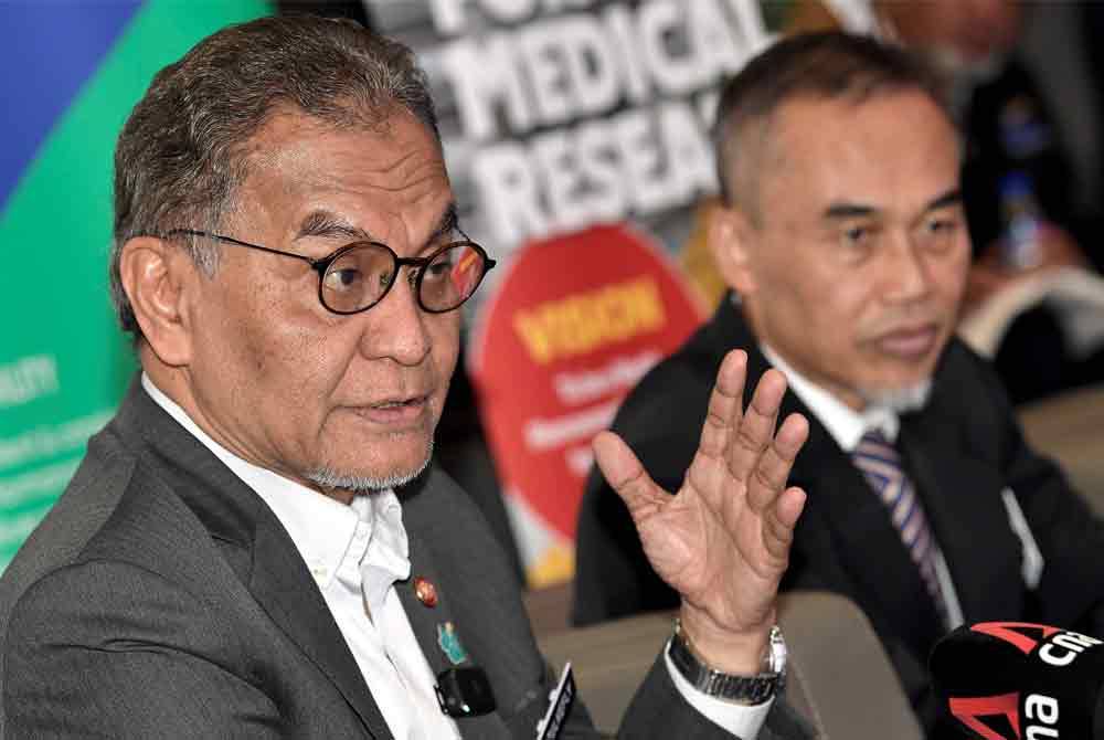 Dzulkefly semasa sidang media selepas merasmikan Hari Keterlihatan Penyelidikan Denggi 2024 dengan kerjasama Drugs for Neglected Diseases Initiative (DNDi) dan Clinical Reserch Malaysia (CRM) di Institut Kesihatan Negara Setia Alam hari ini. - Foto Bernama