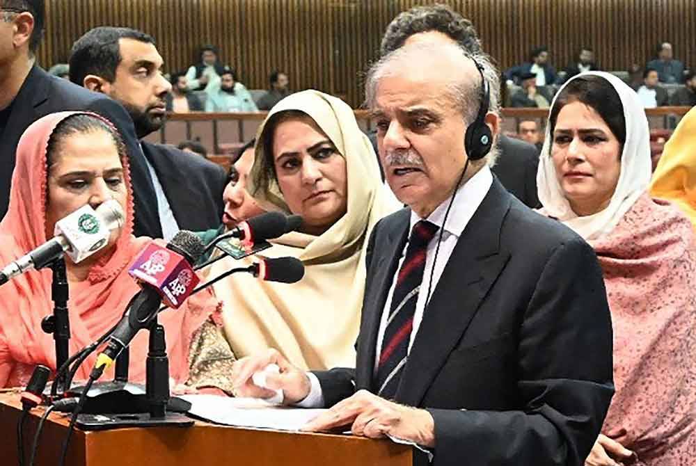 Shehbaz berucap di Parlimen di Islamabad pada Ahad. Foto AFP/ Pakistan National Assembly