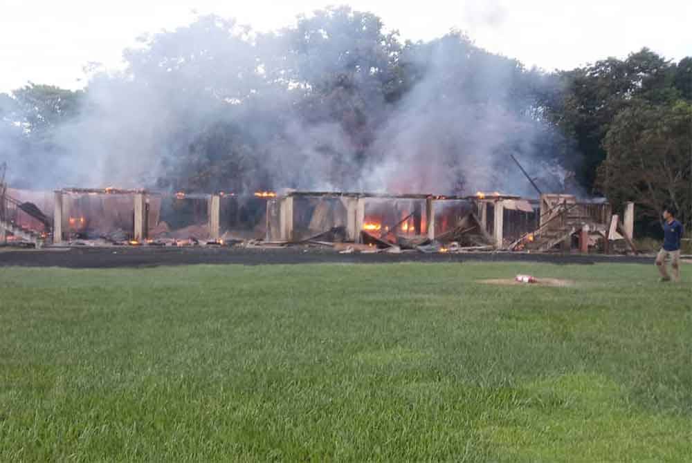 Bangunan sekolah ranap akibat dijilat api dalam kebakaran di SK Suan Lamba, Kinabatangan pada Isnin.