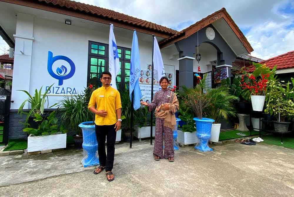 Teacher Wan (kanan) di hadapan Bizara yang terletak di Wakaf Stan, Kubang Kerian.