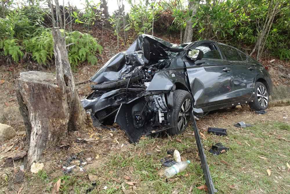 Kereta dinaiki mangsa selepas terbabit nahas di Kilometer 8, Jalan Jerantut-Temerloh di sini pada Isnin.