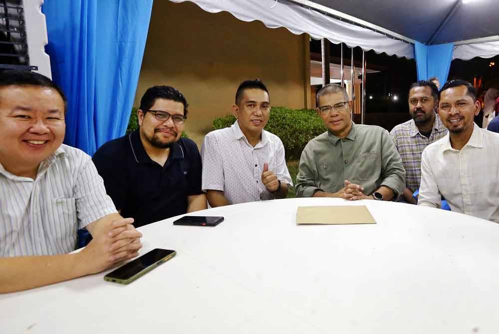 Saifuddin beramah mesra dengan pengamal media yang hadir dalam majlis ringkas di kediamannya, di sini, pada Isnin.