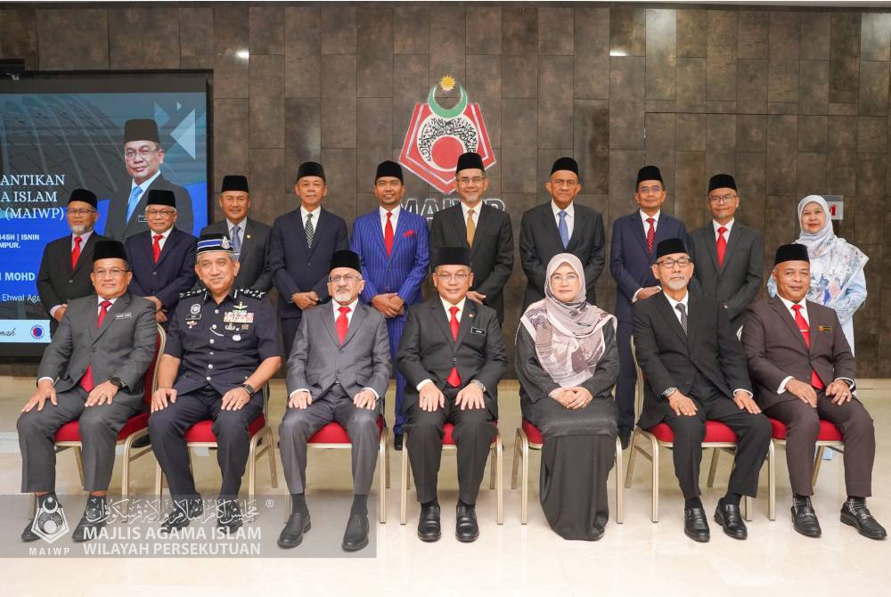 MOHD NA&#039;IM (duduk tengah) bergambar bersama barisan Ahli MAIWP yang baharu. Foto MAIWP