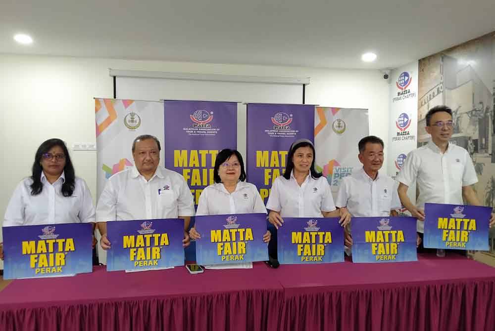 Wendy (tiga dari kiri) bersama ahli jawatankuasa MATTA Cawangan Perak mempromosikan MATTA Fair Perak ke-32 ketika sidang akhbar di Pejabat MATTA Cawangan Perak di sini pada Selasa.