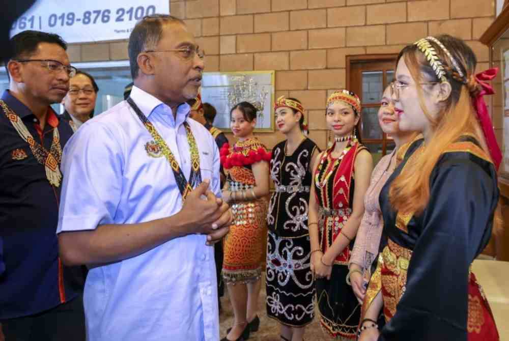 Zambry (dua dari kiri) menyantuni para pelajar ketika melawat Kolej Universiti i-CATS, pada Selasa. Foto Bernama