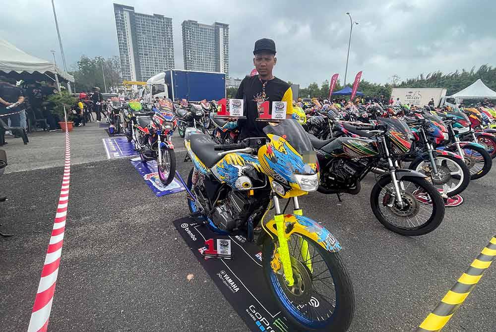 Wan Noor Azmirullah memiliki kesemua edisi motosikal legenda era 80-an, Yamaha RX-Z yang kini menjadi buruan dalam kalangan peminat motor. Foto Bernama