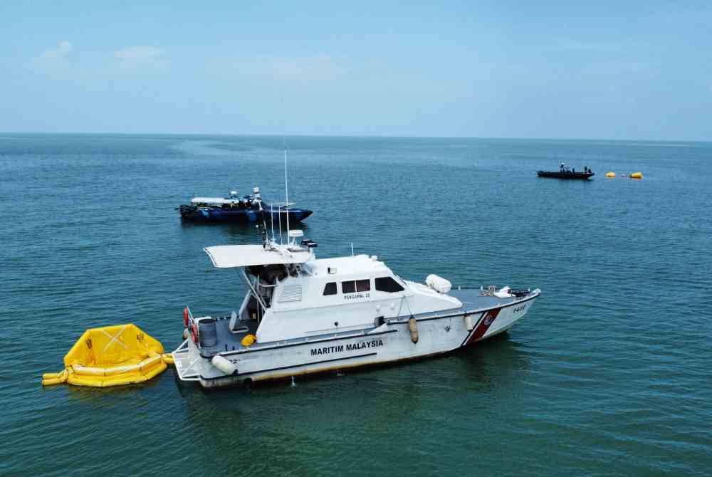 Polis membantu dari sudut kelancaran operasi menaikkan bangkai helikopter yang terhempas dekat perairan Pulau Angsa di sini pada Selasa.