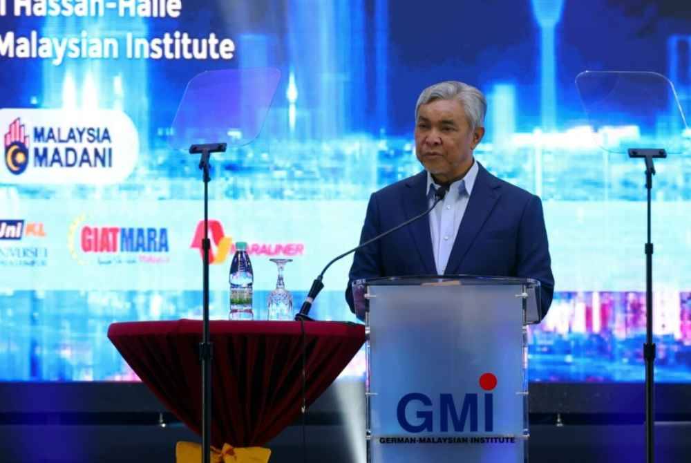 Ahmad Zahid yang juga Menteri Kemajuan Desa dan Wilayah ketika berucap pada Sidang Kemuncak Majlis Penasihat Industri di Institut Jerman-Malaysia, pada Selasa. Foto Bernama