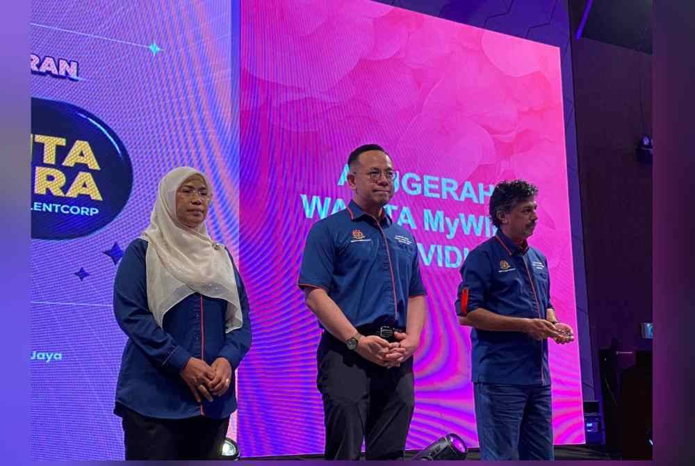 Steven Sim (tengah); Naib Ketua Setiausaha (Operasi) Kementerian Sumber Manusia, Datuk Norison Ramli dan Thomas semasa perasmian program Wanita MyWira anjuran TalentCorp pada Selasa.