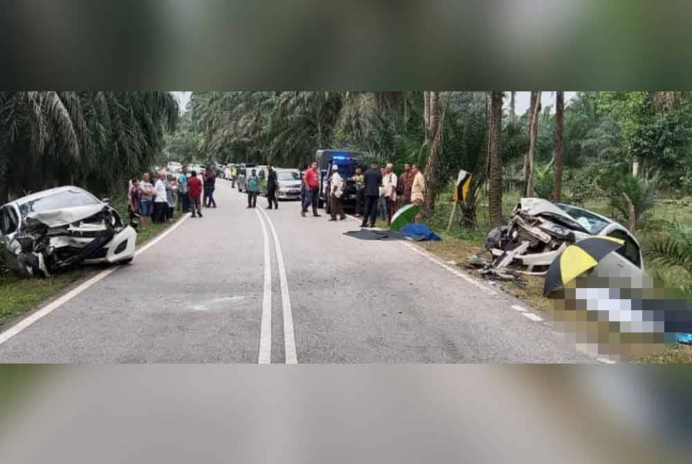 Keadaan dua kereta terlibat kemalangan di Jalan Salong-Chini, Pekan pada Selasa.