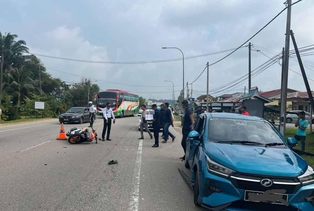 Seorang penunggang motosikal maut apabila terlibat dalam kemalangan dengan sebuah kereta di Kilometer (KM) 2, Jalan Endau Mersing, di sini, pada Isnin. FOTO Polis Daerah Mersing