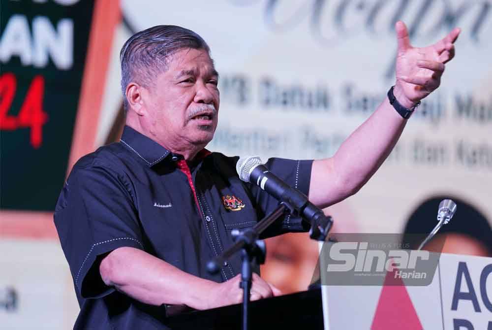 Menteri Pertanian dan Keterjaminan Makanan, Datuk Seri Mohamad Sabu berucap pada Majlis Penyampaian Bantuan Wang Persekolahan Agrobank 2024 di Lake Point Club pada Selasa. Foto Sinar Harian-MOHD HALIM ABDUL WAHID