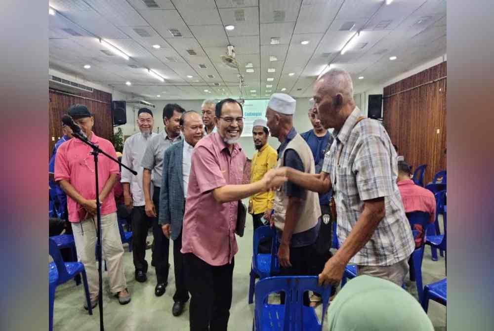 Mohd Nurkhuzaini (kiri) bertemu ahli Besutmaju dalam Mesyuarat Town Hall Bersama MP Dan ADUN Besut pada Selasa