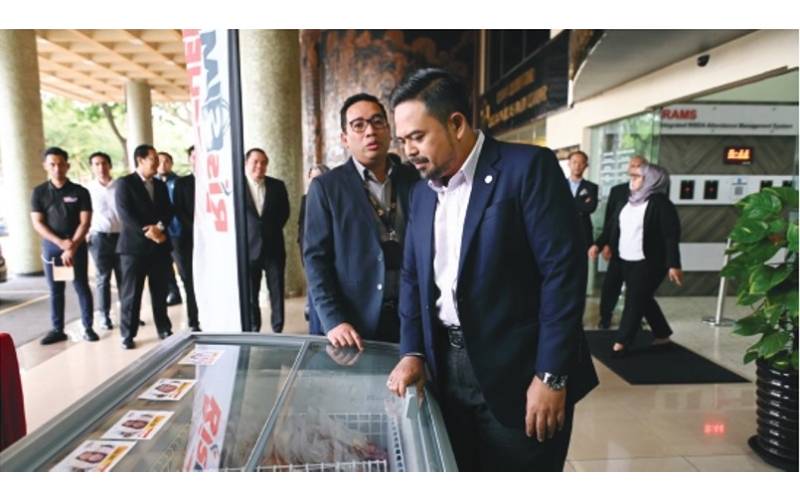 Manndzri Nasib melawat kiosk pameran produk RisSMart Butchery bersama Ketua Pegawai Eksekutif Kumpulan RISDA Holding, Zainal Azni Zulkifli.