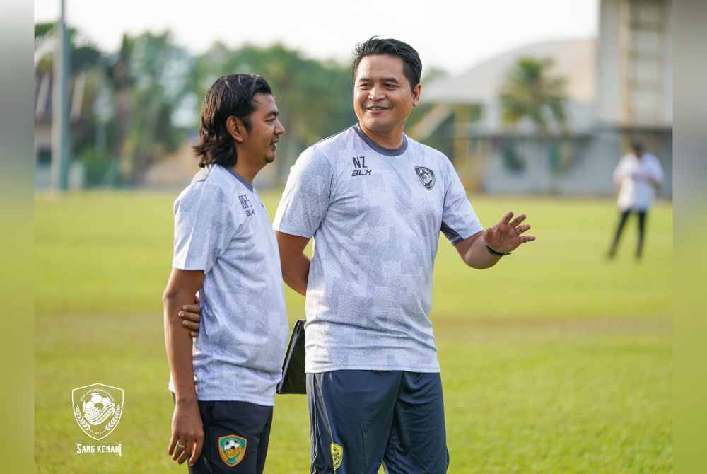 Ahmad Fauzi (kiri) dan Nafuzi pernah bergandingan bersama sebagai pemain dalam pasukan Kedah pada era 'double treble' di bawah kendalian ketua jurulatih, Allahyarham Azraai Khor Abdullah. Foto KDA FC