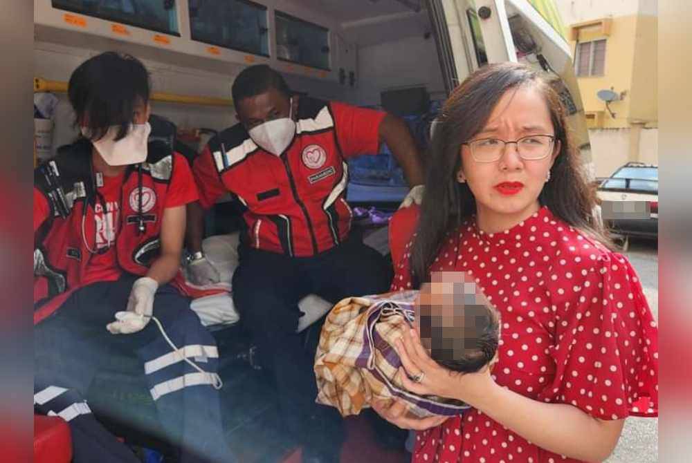 Michelle (kanan) tiba di tempat kejadian dan sempat melihat bayi itu sebelum dibawa ke Hospital Shah Alam. Foto FB Michelle Ng Mei Sze