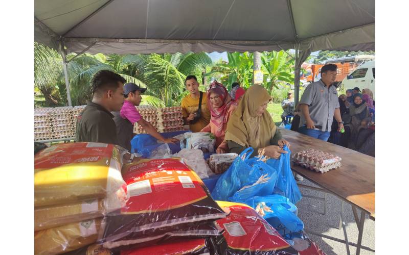 Sebahagian penduduk mendapatkan beras dan ayam yang dijual pada program berkenaan.