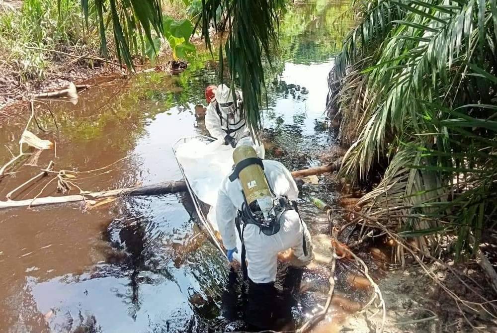 Mayat reput tanpa identiti ditemui tersangkut pada batang kayu di sungai dekat Batu 3½ Jalan Maharajalela pada Isnin. Foto Bomba Perak