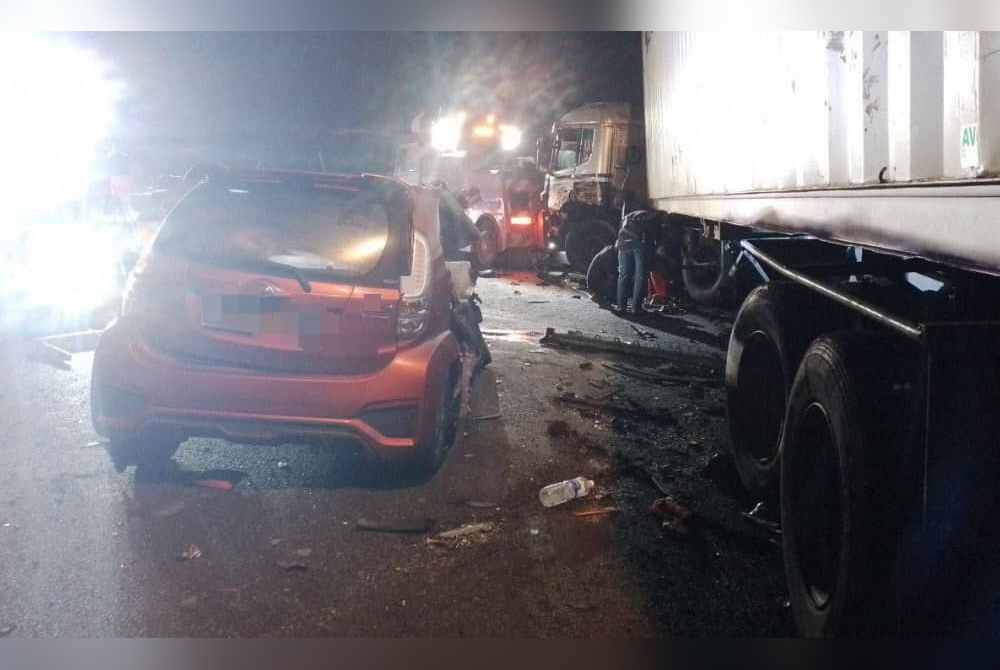 Keadaan di lokasi kemalangan empat kenderaan yang di Lebuh Raya Pasir Gudang berhampiran Taman Permas Jaya pada malam Selasa. Foto Bomba