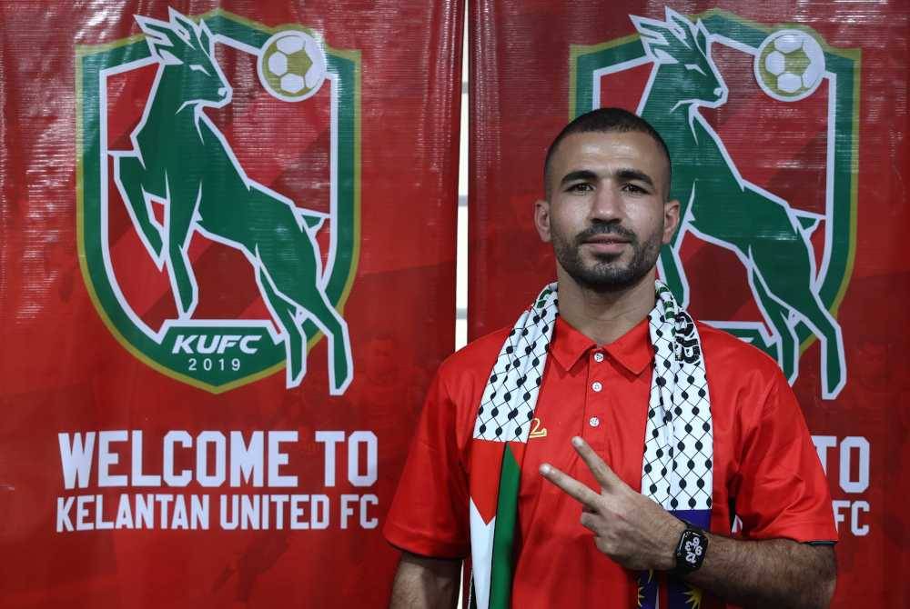 Oday menandatangani kontrak bersama Kelantan United FC. Foto Bernama