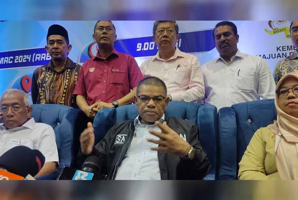 Saifuddin Nasution (duduk, tengah) pada sidang akhbar selepas Majlis Penyerahan Watikah Pelantikan Jawatankuasa Pembangunan dan Keselamatan Kampung (JPKKP) Kedah di Anak Bukit, Alor Setar pada Rabu.