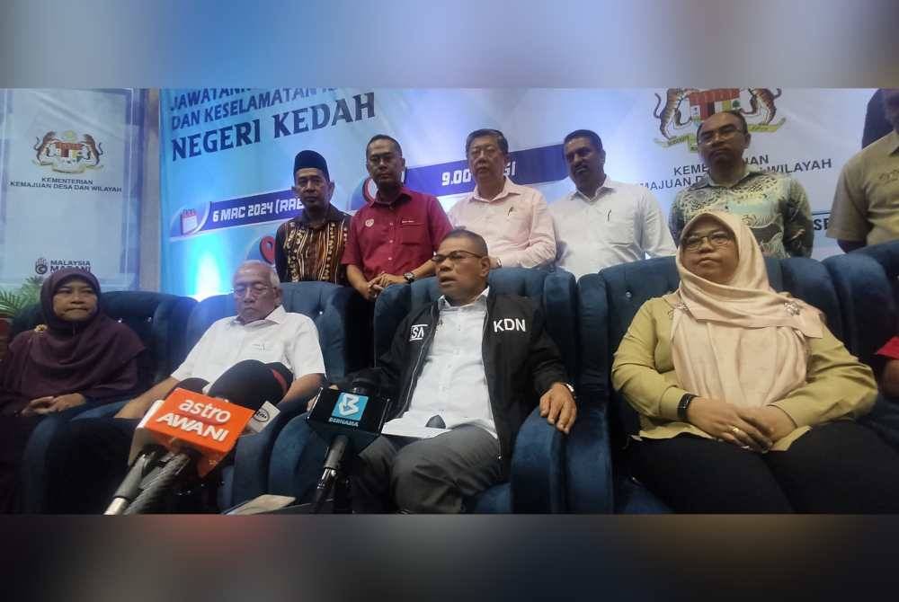 Saifuddin Nasution (duduk, dua kanan) pada sidang media selepas Majlis Penyerahan Watikah Pelantikan JPKKP Kedah di Anak Bukit, Alor Setar pada Rabu.