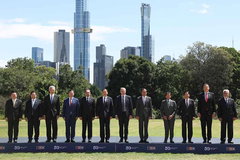 Anwar (lima dari kiri) bergambar bersama Perdana Menteri Australia, Anthony Albanese serta pemimpin negara ASEAN pada sesi pemukiman sempena Sidang Kemuncak Khas ASEAN-Australia di Government House, pada Rabu. Foto Bernama