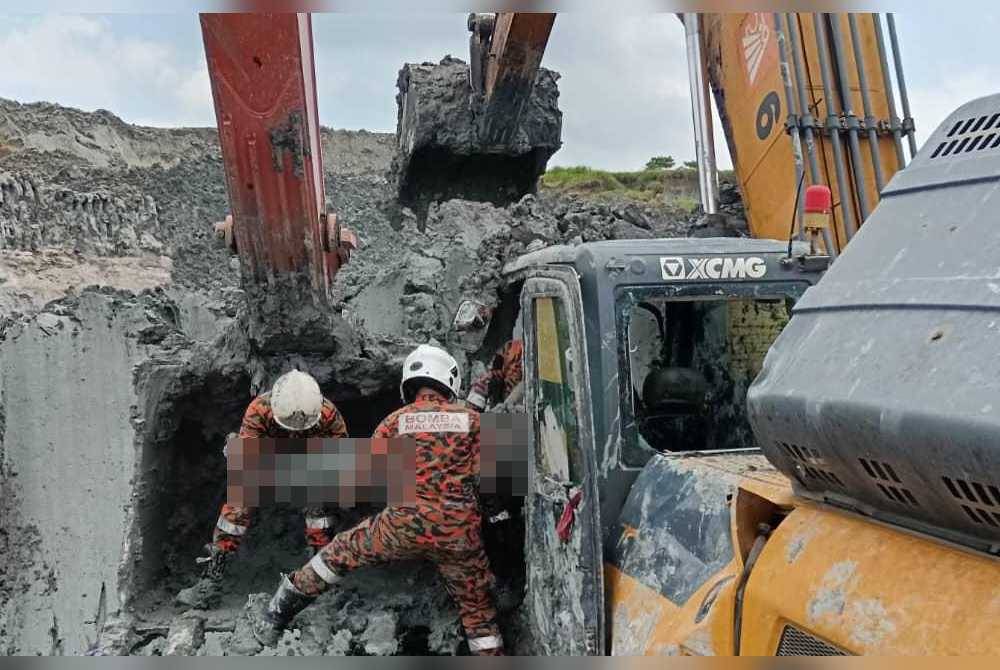 Anggota bomba menjalankan kerja mengeluarkan mangsa yang tertimbus dalam runtuhan di sebuah lombong dekat Jalan Sungai Kelambu pada Rabu.