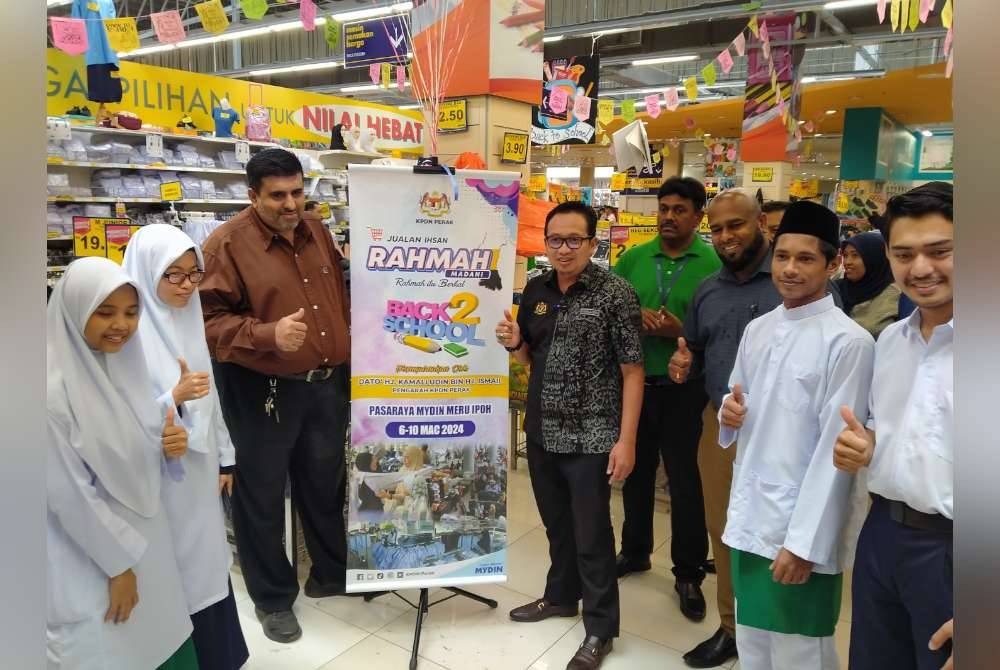 Kamalludin (lima dari kanan) ketika melancarkan Program Jualan Ihsan Rahmah di Pasar Raya Besar Mydin Meru pada Rabu.