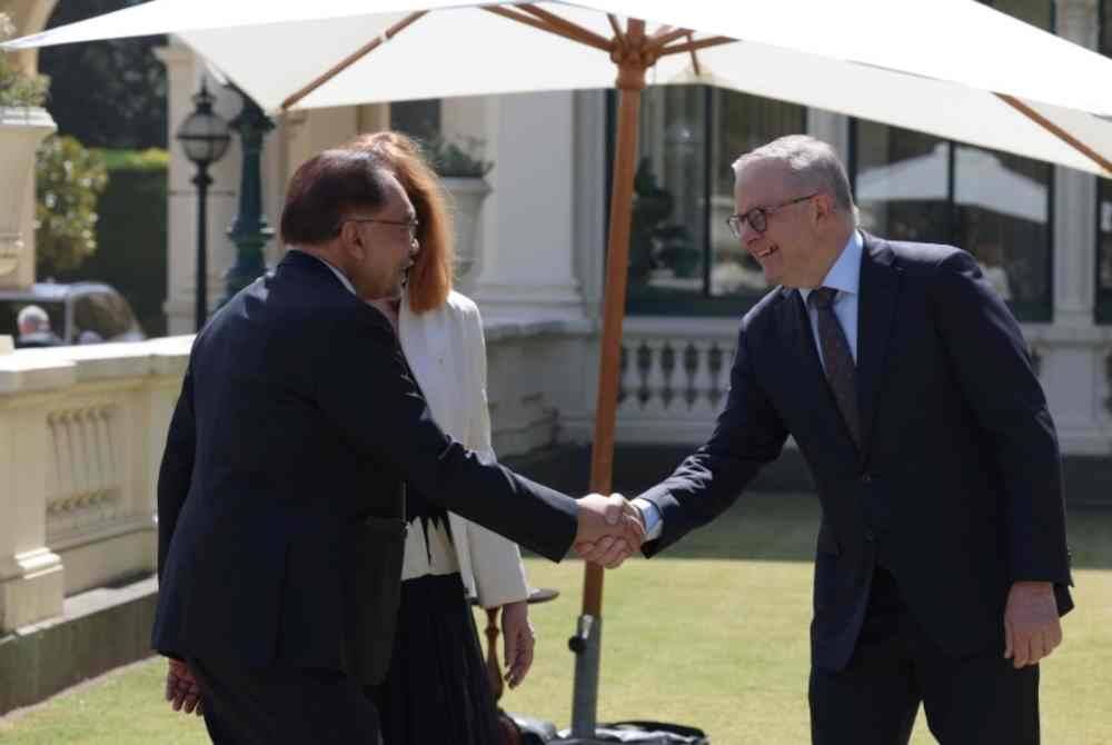 Anwar (kiri) bersalaman bersama rakan sejawatannya dari Australia Anthony Albanese pada sesi pemukiman Sidang Kemuncak Khas ASEAN-Australia di Government House, pada Rabu. Foto Bernama