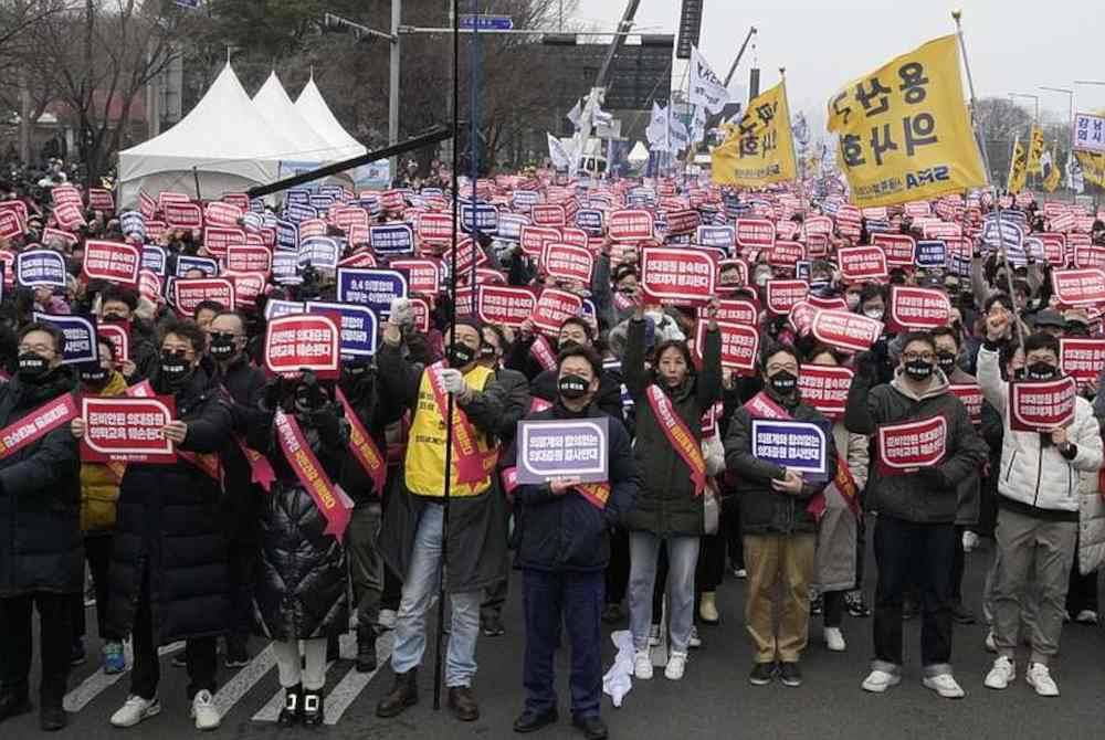 Doktor melaungkan slogan menentang tindakan kerajaan menambah kuota sekolah perubatan di Seoul. Foto Agensi