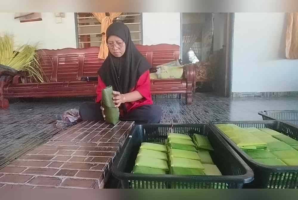 Salmah membungkus burasak di rumahnya di Kampung Parit Marjunit Laut, Benut Pontian.