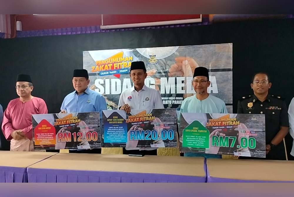 Mohd Fared (tengah) menunjukkan kadar zakat fitrah Johor di MRSM Batu Pahat pada Khamis.