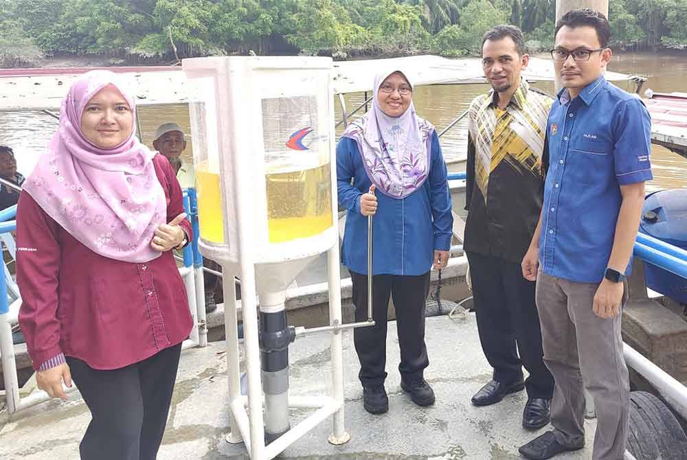 Noraisyah (dua dari kiri) melakukan simbolik pelepasan benih udang galah pada Program Pemuliharaan Sumber Perikanan Darat Sungai Bernam di Pusat Konservasi Kelip-Kelip Kampung Sungai Panjang, di sini pada Khamis.