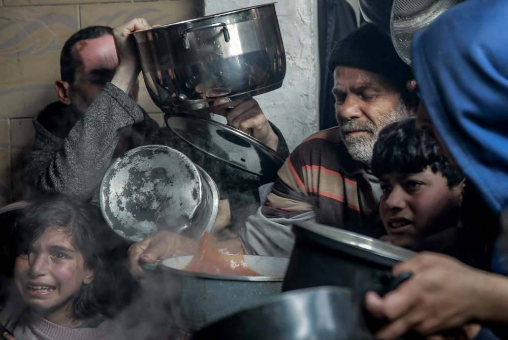 Penduduk di utara Gaza terpaksa bergantung kepada makanan yang diagihkan agensi bantuan. Foto AFP