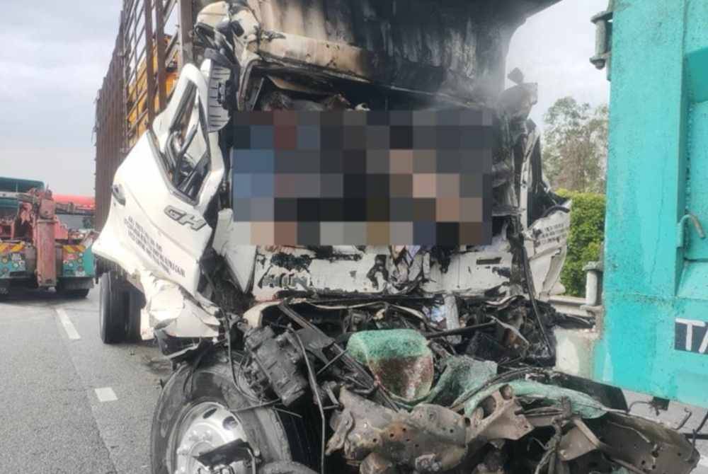 Pemandu dan kelindan maut apabila lori muatan raga ayam yang mereka naiki terbakar selepas terlibat dalam nahas dengan sebuah lori lain di Kilometer 294.8 Lebuhraya Utara Selatan.