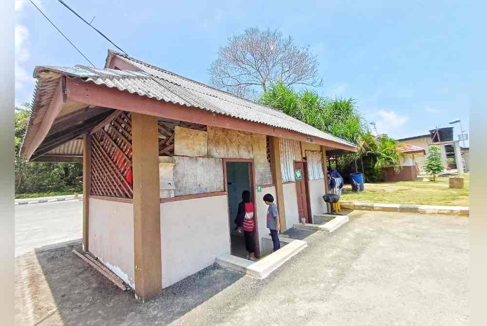 Surau Pantai Batu Hitam dikatakan mudah dimasuki air setiap kali hujan disebabkan keadaannya rendah.