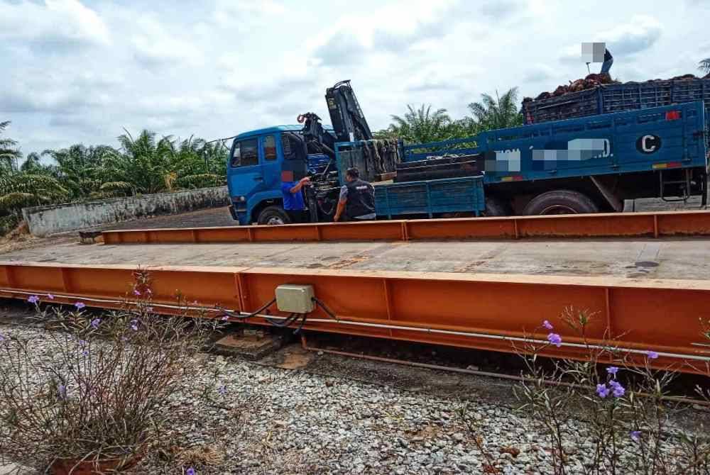 Alat Timbang Kenderaan (ATK) yang digunakan di sebuah kilang kelapa sawit yang disita kerana tidak ditentusahkan.